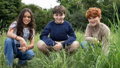 Bild: Aidan Monaghan/HBO/AP/dpa
Arabella Stanton (l-r), Dominic McLaughlin und Alastair Stout spielen in der neuen HBO-Serie Hermine Granger, Harry Potter und Ron Weasley.