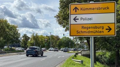 Bild: Petra Hartl
Die neue Beschilderung der Stadt Amberg am Drahthammerkreuz stadtauswärts ist ihrer Zeit voraus: Wer hier rechts abbiegt, landet nicht in Regensburg oder Schmidmühlen, sondern vor der noch gesperrten Zufahrt zur Kümmersbrucker Westumgehung, die noch im Bau ist.