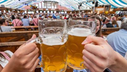 Bild: Armin Weigel/dpa
Für bayerisches Bier reicht die Menge an heimischer Braugerste nicht aus, es wird zugekauft, etwa aus Thüringen. (Symbolbild)