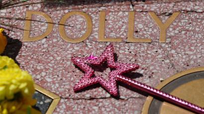 Bild: Chris Pizzello/AP/dpa
Die Plakette wies schon vorher Risse auf. (Archivbild)