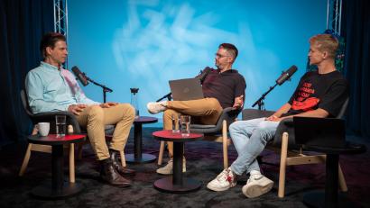 Bild: Alexander Unger
Ex-Eishockeyprofi Leo Conti (links) fungiert seit April als Berater bei den Blue Devils Weiden. Nun war der 47-Jährige zu Gast im Podcast "Powerplay" bei den Gastgebern Fabian Leeb (Mitte) und Max Schlötter.