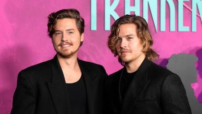 Bild: Chris Pizzello/Invision via AP/dpa
Dylan Sprouse (r) wurde mit seinem Bruder Cole Sprouse (l) zum Disney-Star. (Archivbild)