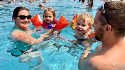 Archivbild: Gabi Schönberger
Im Wasser zu planschen macht nicht nur den Kindern Spaß.