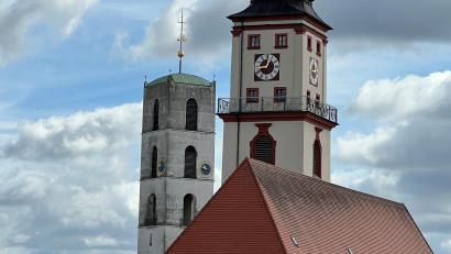 Bild: Daniel Prütting 
Läuft für die Katholiken die Zeit schneller ab? Dieser Schnappschuss unseres Lesers von Dienstag, 1. September, beweist: Die Uhr der katholischen Marienkirche (vorne) ging die vergangenen Tage ungefähr zwei Stunden vor.