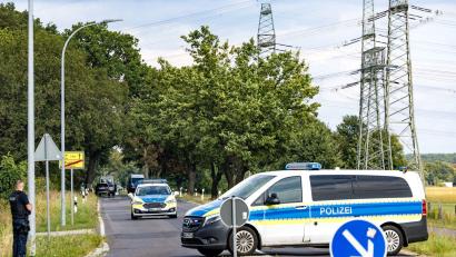 Bild: Frank Hammerschmidt/dpa
Die Polizei hat den Weg zu den Strommasten weiträumig abgesperrt.