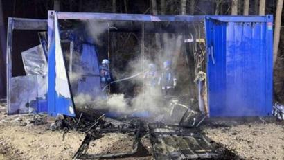 Archivbild: Polizei Amberg
In den Wohncontainer wurde ein angezündetes T-Shirt geworfen. Als Feuerwehren eintrafen, stand die Behelfsunterkunft in Vollbrand. Der Brandstifter hatte vorher mehrere Monate in dem Notquartier zugebracht.