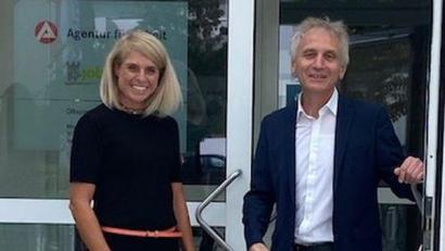 Bild: Claudia Klee, Agentur für Arbeit Schwandorf
Siegfried Bäumler, Vorsitzender der Geschäftsführung, begrüßt die neue Geschäftsführerin Operativ Daniela Gatsche in der Agentur für Arbeit Schwandorf.