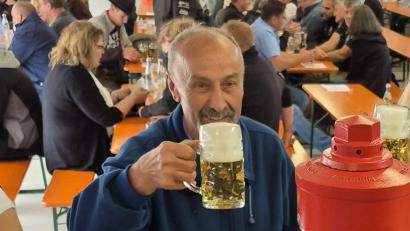 Archivbild: Gottfried Berger
Prost! Hans Deyerl, seit 41 Jahren Chef des THW-Helfervereins Oberviechtach, ist am 4. September zum Bürgerfest des Bundespräsidenten Frank-Walter Steinmeier nach Bonn eingeladen.