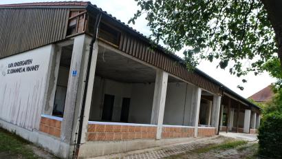 Bild: Fred Lehner
Der katholische Kindergarten in Floß wird saniert und erweitert. Die neuen Fenster lassen auf sich warten.