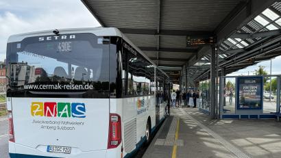 Bild: Stephan Huber
Die neue Express-Buslinie "490 E" verbindet seit September Amberg und Weiden. Und zwar so, dass damit tatsächlich eine Alternative zum Auto entstanden ist. Der Bus fährt stündlich und ist gegenüber dem Auto auch nicht wesentlich langsamer.