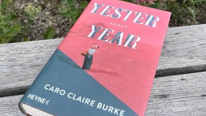 Bild: olr
Kira, Lisa und Maria besprechen im Kulturkiosk-Buchclub: "Yesteryear" von Caro Claire Burke.