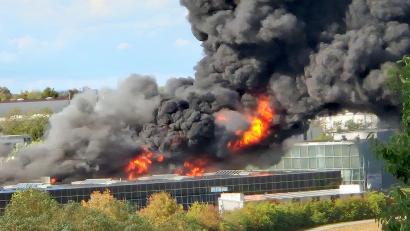 Bild: Thomas Fritz/Mainpost/dpa
Trampolinhalle in Flammen: Nach Schätzungen der Polizei handele es sich um einen Millionen-Schaden.