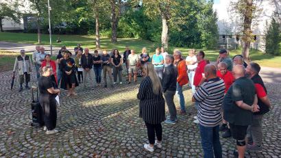 Bild: mfh
Mit einer Gedenkveranstaltung am Mahnmalmal auf dem Friedhofsberg in Sulzbach-Rosenberg setzen rund 40 Teilnehmer ein Zeichen gegen Krieg, Faschismus und Gleichgültigkeit.
