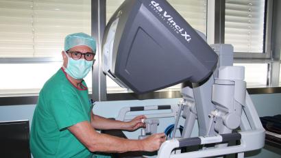 Bild: Kliniken Nordoberpfalz
Prof. Thomas Bschleipfer, Chefarzt für Urologie der Kliniken Nordoberpfalz, ist ein versierter Robotik-Operateur.
