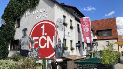 Bild: Stefanie Swann
In Übergröße prangen die FCN-Fußballlegenden Max Morlock und Heiner Stuhlfauth an der Hausfassade in Hartmannshof. Mario Zeug ist der Hausbesitzer.