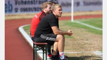 Archivbild: Dieter Jäschke
Die SpVgg Pfreimd und Trainer Michael Hartlich (vorne) ereilte das Pokal-Aus.