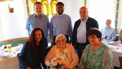 Bild: Oswald Zintl
Bürgermeisterin Margit Bayer (vorne links) gratuliert Rita Koller zum 100. Geburtstag. Mit im Bild Birgit Hamann (vorne rechts) sowie (hinten von links) Bernhard Hamann, Pater Josef und der Seniorenbeauftragte Gerhard Weber.