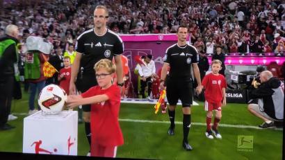 Bild: Christine Winkler
Raphael Winkler (9) aus Vilseck nimmt beim Auftakt der Fußball-Bundesliga am Freitagabend in der Münchner Allianz-Arena den Ball vom Podest.