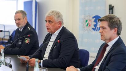 Bild: Christoph Reichwein/dpa
In einer Pressekonferenz berichten Michael Esser, Leitender Kriminaldirektor der Polizei Köln (Mitte) und Ulrich Bremer, Oberstaatsanwalt der Staatsanwaltschaft Köln (rechts) über den Stand der Ermittlungen.