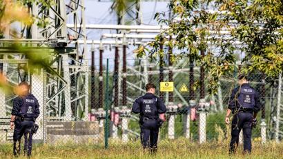 Bild: Frank Hammerschmidt/dpa
Einsatzkräfte der Polizei durchsuchten auch am Tag nach der Tat das Gelände um die Hochspannungsleitungen.