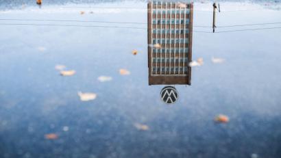 Bild: Julian Stratenschulte/dpa
Vor der VW-Aufsichtsratssitzung am Freitag verschärft sich die Spardebatte bei VW.