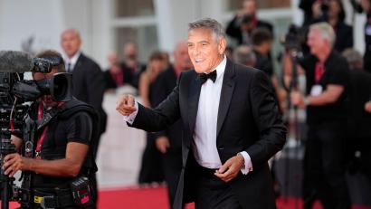 Bild: Alessandra Tarantino/Invision/AP/dpa
George Clooney präsentierte schon diverse seiner Filme in Venedig.