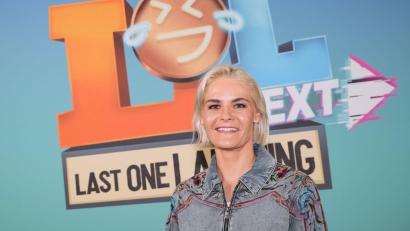 Archivbild: Soeren Stache/dpa
Hazel Brugger moderiert den Comedy-Ableger „LOL Next“.