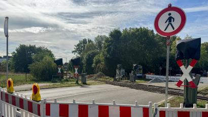 Bild: Marina Gube
Die Deutsche Bahn führt umfangreiche Arbeiten an den Gleisen und am Schotterbett der Bahnstrecke Weiden-Parkstein-Hütten durch. Deshalb werden mehrere Bahnübergänge in Weiden abwechselnd gesperrt.
