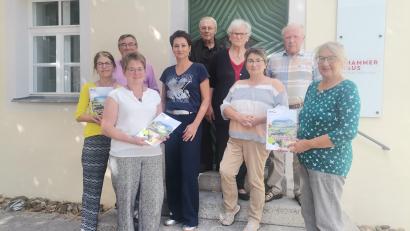 Bild: Annemarie Mösbauer
Carolin Schmuck (rechts) stellte das neue Programm der VHS im Landkreis Schwandorf in Winklarn vor.
