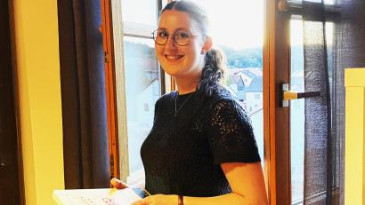 Bild: Claudia Völkl
Freut sich auf das Jubiläumsfest: Eva Maderer blättert in den Landjugend-Räumen – mit Blick auf Altendorf – in der Chronik.