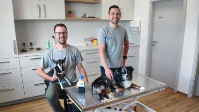 Bild: luk
Vor wenigen Wochen haben Heribert Krauß und Michael Fürst (von links) ihre Tierarztpraxis in Kemnath eröffnet. Für das Foto haben sich zwei der Praxishunde der Mitarbeiterinnen als "Patienten" zur Verfügung gestellt.