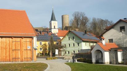 Archivbild: Rudolf Hirsch
In Thanstein (im Hintergrund die Kirche St. Johannes Baptist) fand die erste Sitzung des Gemeinderats nach der Sommerpause statt.