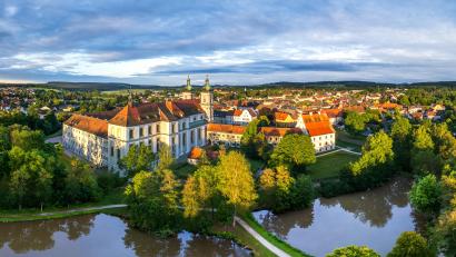 Bild: Matthias Kunz
Panorama von Waldsassen mit Teich im Vordergrund.