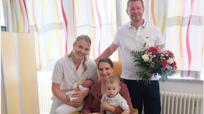 Bild: Sandra Dietl, Klinikum St. Marien Amberg
Hebamme Celina Aigner mit der kleinen Antonia; Mama Veronika mit dem großen Bruder Maximilian sowie Papa Bastian.