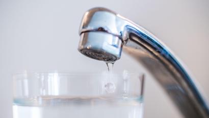 Symbolbild: Lino Mirgeler/dpa
Für drei Stunden wird am Montag, 7. September, das Wasser in Garsdorf, Salleröd, Häuslöd und Waldhaus abgestellt.