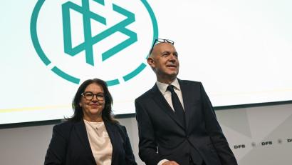 Bild: Arne Dedert/dpa
DFB-Boss Bernd Neuendorf und Vize Heike Ullrich: Die Frauen-Bundesliga geht eigene Wege. (Archivbild)