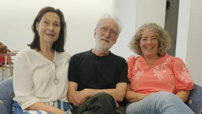 Bild: Lisa Sebald
In Weiden gibt es einen neuen Theaterverein: „SpielRaum Weiden – Theater aNdErS“. Gegründet wurde er von Dagmar Meier (rechts). Cornelia Bergler und Wolfgang Herzer sind ebenfalls Teil des Teams.