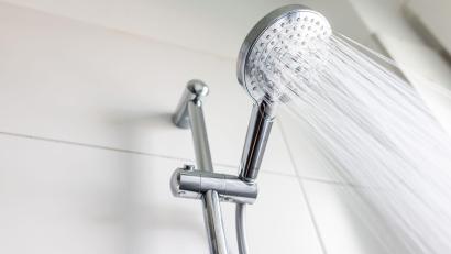 Symbolbild: Philipp von Ditfurth/dpa
Was tun, wenn die Dusche nicht mehr abläuft? Am besten erstmal eine Zahnbürste besorgen.