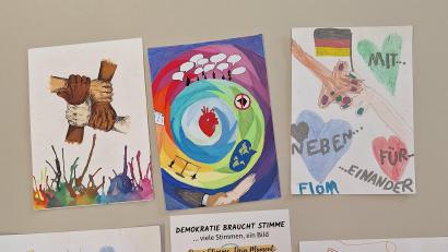 Bild: Michaela Hahn
Unter dem Motto „Demokratie braucht Stimme“ gestalteten Kinder, Jugendliche und Erwachsene Postkarten. Gemeinsam ergeben sie ein Kunstwerk.