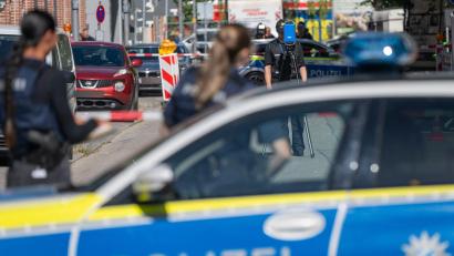 Bild: Peter Kneffel/dpa
Noch sind viele Fragen zur Brandattacke auf einer Baustelle in München offen.