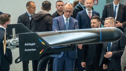 Bild: Michael Kappeler/dpa
Diese Drohne von Auterion und Airlogix hat eine Reichweite von bis zu 1500 Kilometern. Im April führte sie Auterion-Chef Lorenz Meier (ganz inks, seitlich von hinten zu sehen) Bundeskanzler Friedrich Merz (CDU) und dem ukrainischen Präsident  Wolodymyr Selenskyj vor.