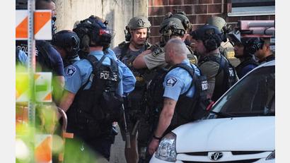 Bild: Ellen Schmidt/AP/dpa
Die Polizei ist in Minneapolis mit einem Großaufgebot vor Ort.