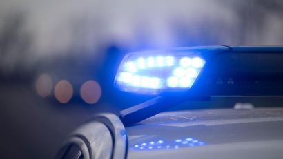Bild: Marijan Murat/dpa
Polizisten löschen die Flammen auf der Baustelle. (Symbolbild)