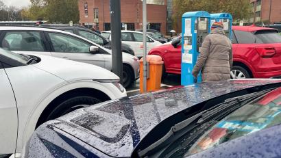 Archivbild: Gabi Schönberger
In Weidens Innenstadt, etwa am Zentralen Omnibusbahnhof (Großparkplatz Naabwiesen), kann man das Parkticket ganz klassisch am Parkautomaten bezahlen.