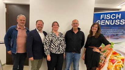 Bild: Sophia Ernst
Der neue Geschäftsführer der ARGE Fisch, Markus Kraus (Zweiter von rechts), mit den Vorsitzenden Thomas Beer (links), Sabrina Busch (Mitte) und Anna Klupp (rechts) und Landrat Hubert Schicker (Zweiter von links).