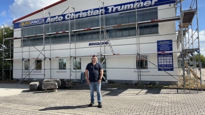 Bild: roa
Derzeit wird die Fassade noch hübsch gemacht. Christian Trummer steht vor seiner Autowerkstatt, die früher sein Lehrbetrieb war.