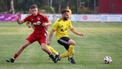 Archivbild: Dieter Jäschke
Die SV Grafenwöhr (rechts Marcel Pfab, im Spiel beim FC Dießfurt) dominiert aktuell die Kreisliga Nord. Der Spitzenreiter muss sich am Samstag einer Reifeprüfung unterziehen, wenn Verfolger TSV Erbendorf im Grafenwöhrer Sportpark gastiert.