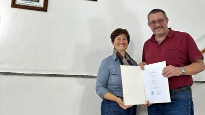 Bild: Ramona Herrmann
Erste Bürgermeisterin Tanja Kippes mit Geschäftsleiter Peter Forster bei der Urkundenüberreichung zum Dienstjubiläum im Rathaustreppenhaus.