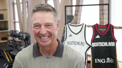 Bild: Soeren Stache/dpa
Der ehemalige NBA-Star Detlef Schrempf drückt den deutschen Basketballerinnen bei der WM in Berlin die Daumen.
