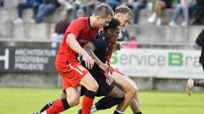 Bild: Hubert Ziegler
Ein umkämpftes Spiel erwartet Remmy Kruse (Mitte) und DJK Gebenbach auch am Freitagabend. Dann muss die DJK beim ungeschlagenen TSV Kornburg ran.